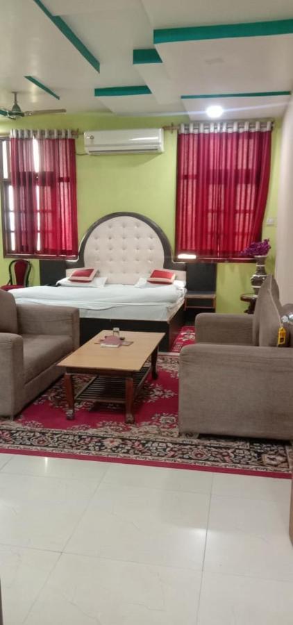 Jaya Palace Hotel By Wb Inn Dhaulpur Exterior foto